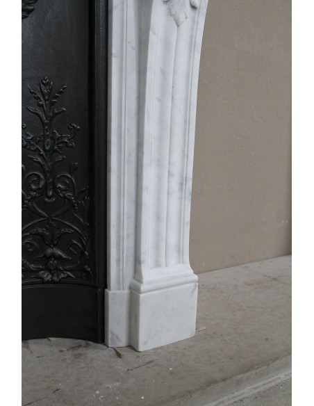 Antique Neoclassical “Macaron” fireplace mantel with exquisitely refined floral sculptural details, in white Carrara marble