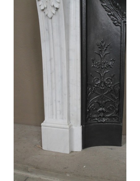 Antique Neoclassical “Macaron” fireplace mantel with exquisitely refined floral sculptural details, in white Carrara marble