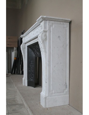 Antique Neoclassical “Macaron” fireplace mantel with exquisitely refined floral sculptural details, in white Carrara marble