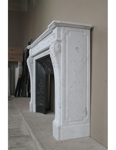 Antique Neoclassical “Macaron” fireplace mantel with exquisitely refined floral sculptural details, in white Carrara marble