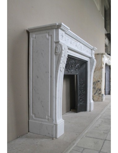 Antique Neoclassical “Macaron” fireplace mantel with exquisitely refined floral sculptural details, in white Carrara marble
