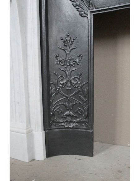 Antique Neoclassical “Macaron” fireplace mantel with exquisitely refined floral sculptural details, in white Carrara marble