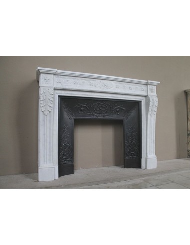 Antique Neoclassical “Macaron” fireplace mantel with exquisitely refined floral sculptural details, in white Carrara marble