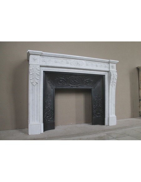Antique Neoclassical “Macaron” fireplace mantel with exquisitely refined floral sculptural details, in white Carrara marble