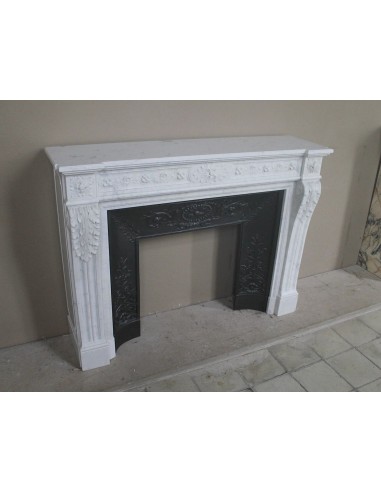 Antique Neoclassical “Macaron” fireplace mantel with exquisitely refined floral sculptural details, in white Carrara marble