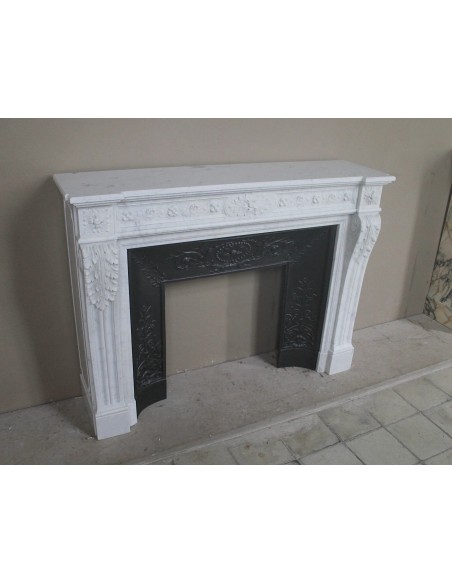 Antique Neoclassical “Macaron” fireplace mantel with exquisitely refined floral sculptural details, in white Carrara marble