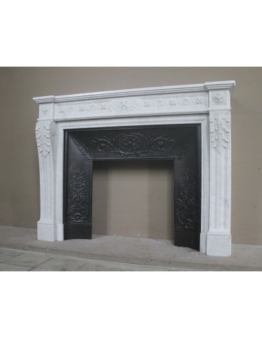 Antique Neoclassical “Macaron” fireplace mantel with exquisitely refined floral sculptural details, in white Carrara marble