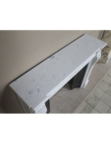 Antique Neoclassical “Macaron” fireplace mantel with exquisitely refined floral sculptural details, in white Carrara marble