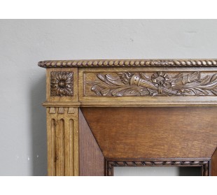 Charming small-scale Louis XVI “Olive Branch” fireplace mantel carved in oak wood, complete with insert and closure. 2