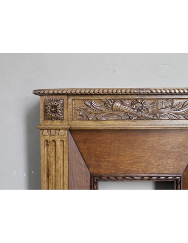 Charming small-scale Louis XVI “Olive Branch” fireplace mantel carved in oak wood, complete with insert and closure.