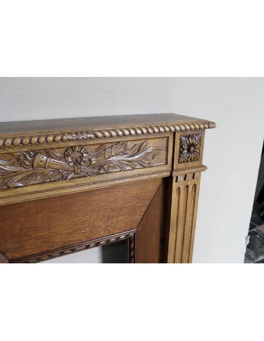 Charming small-scale Louis XVI “Olive Branch” fireplace mantel carved in oak wood, complete with insert and closure.