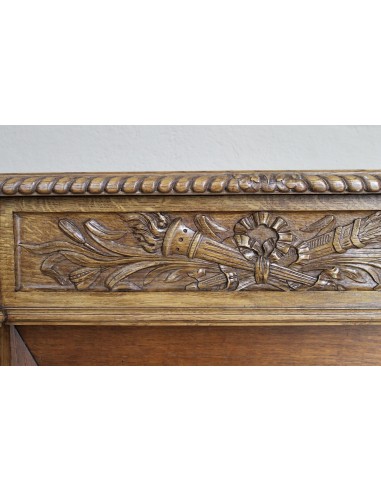 Charming small-scale Louis XVI “Olive Branch” fireplace mantel carved in oak wood, complete with insert and closure.