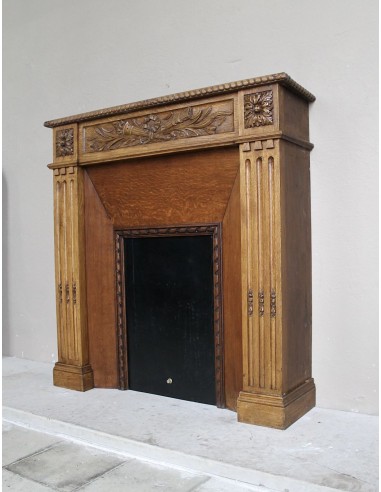 Charming small-scale Louis XVI “Olive Branch” fireplace mantel carved in oak wood, complete with insert and closure.