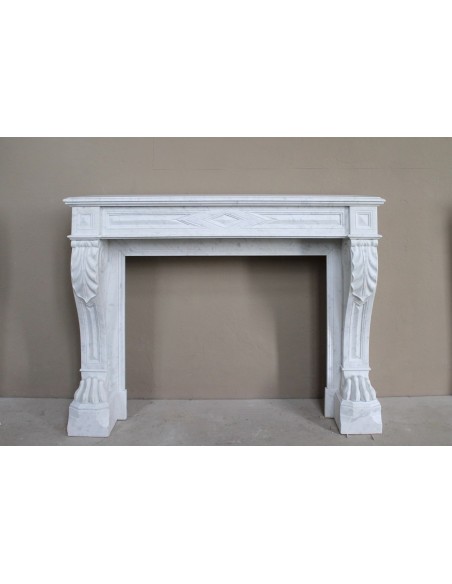 Antique “Lion's paw” mantel in white Italian marble, at a discounted price: an important fireplace at a very low price.