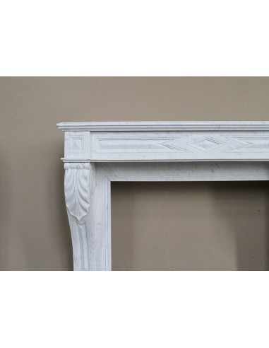 Antique “Lion's paw” mantel in white Carrara marble, at a discounted price: an important fireplace at a very low price.