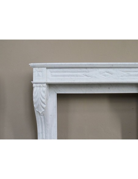 Antique “Lion's paw” mantel in white Carrara marble, at a discounted price: an important fireplace at a very low price.