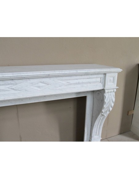 Antique “Lion's paw” mantel in white Italian marble, at a discounted price: an important fireplace at a very low price.