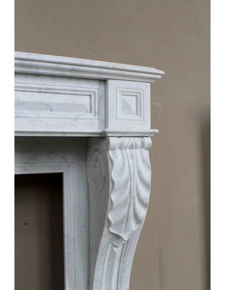 Antique “Lion's paw” mantel in white Italian marble, at a discounted price: an important fireplace at a very low price.