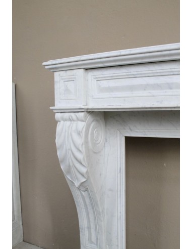 Antique “Lion's paw” mantel in white Italian marble, at a discounted price: an important fireplace at a very low price.