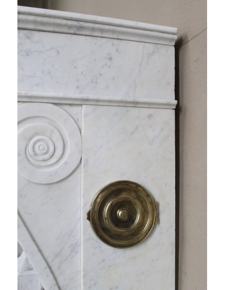 Antique “Lion's paw” mantel in white Italian marble, at a discounted price: an important fireplace at a very low price.