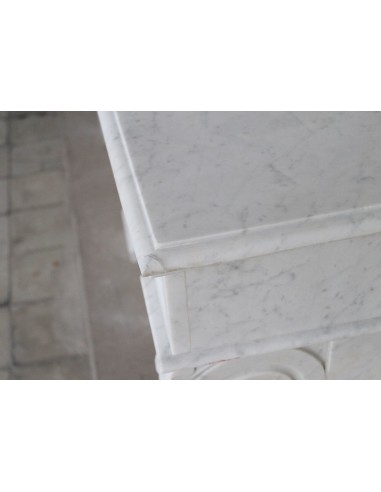 Antique “Lion's paw” mantel in white Italian marble, at a discounted price: an important fireplace at a very low price.