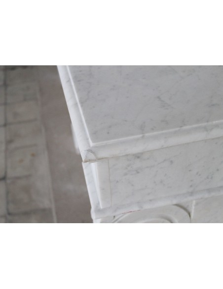 Antique “Lion's paw” mantel in white Italian marble, at a discounted price: an important fireplace at a very low price.