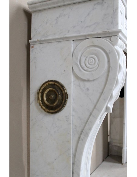 Antique “Lion's paw” mantel in white Italian marble, at a discounted price: an important fireplace at a very low price.