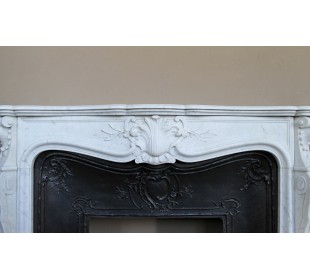 A refined antique white marble mantel in the Baroque style, carved with floral motifs, with its original cast iron insert. 2