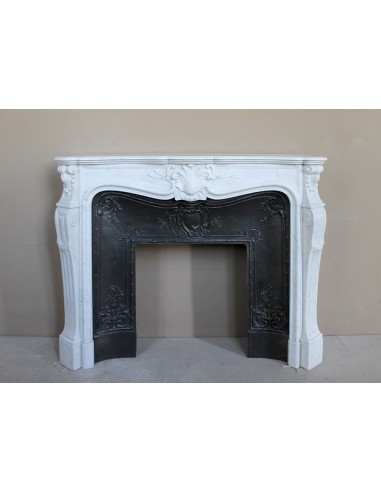 A refined antique white marble mantel in the Baroque style, carved with floral motifs, with its original cast iron insert.