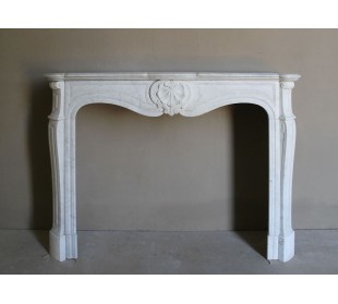 Louis XV “Coquille” fireplace mantel in white marble with sculpted shell decorations. A genuine antique marble fire surround.