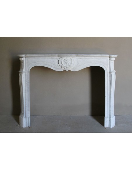 Louis XV “Coquille” fireplace mantel in white marble with sculpted shell decorations. A genuine antique marble fire surround.