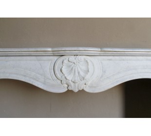 Louis XV “Coquille” fireplace mantel in white marble with sculpted shell decorations. A genuine antique marble fire surround. 2