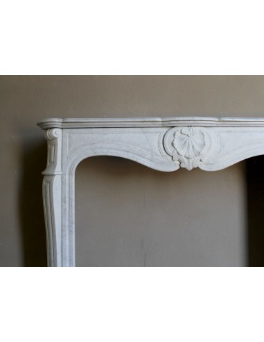 Louis XV “Coquille” fireplace mantel in white marble with sculpted shell decorations. A genuine antique marble fire surround.