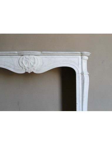 Louis XV “Coquille” fireplace mantel in white marble with sculpted shell decorations. A genuine antique marble fire surround.