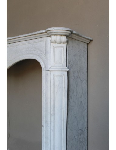 Louis XV “Coquille” fireplace mantel in white marble with sculpted shell decorations. A genuine antique marble fire surround.