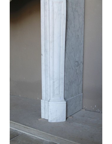 Louis XV “Coquille” fireplace mantel in white marble with sculpted shell decorations. A genuine antique marble fire surround.