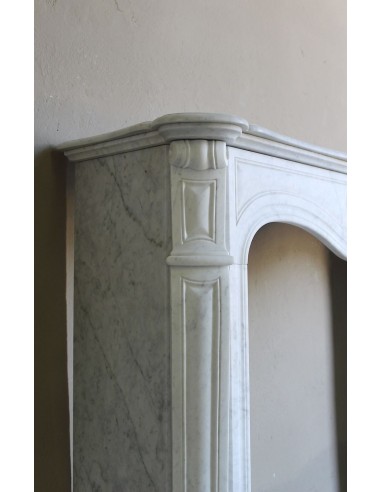 Louis XV “Coquille” fireplace mantel in white marble with sculpted shell decorations. A genuine antique marble fire surround.