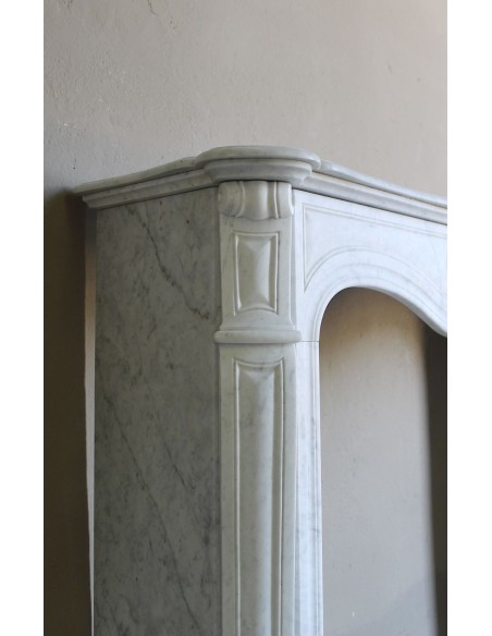 Louis XV “Coquille” fireplace mantel in white marble with sculpted shell decorations. A genuine antique marble fire surround.