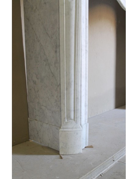 Louis XV “Coquille” fireplace mantel in white marble with sculpted shell decorations. A genuine antique marble fire surround.
