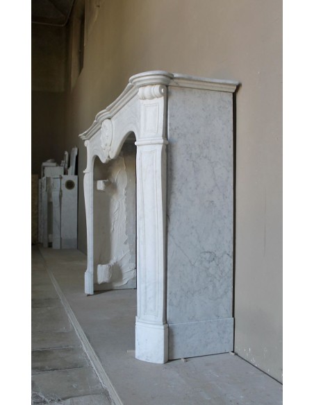 Louis XV “Coquille” fireplace mantel in white marble with sculpted shell decorations. A genuine antique marble fire surround.