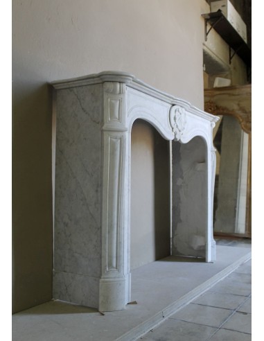 Louis XV “Coquille” fireplace mantel in white marble with sculpted shell decorations. A genuine antique marble fire surround.
