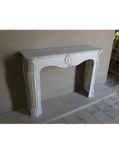 Louis XV “Coquille” fireplace mantel in white marble with sculpted shell decorations. A genuine antique marble fire surround.