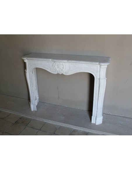 Louis XV “Coquille” fireplace mantel in white marble with sculpted shell decorations. A genuine antique marble fire surround.