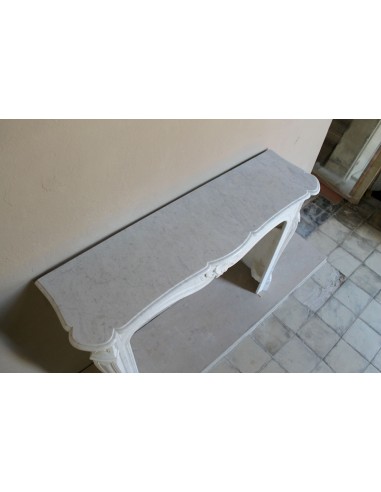 Louis XV “Coquille” fireplace mantel in white marble with sculpted shell decorations. A genuine antique marble fire surround.