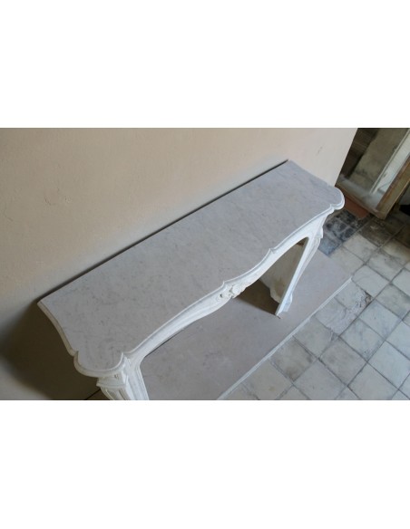 Louis XV “Coquille” fireplace mantel in white marble with sculpted shell decorations. A genuine antique marble fire surround.