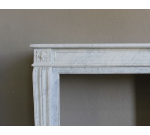 Small and well-proportioned Neoclassical fireplace with curved shoulders in white marble, an elegant and refined fire surround. 2