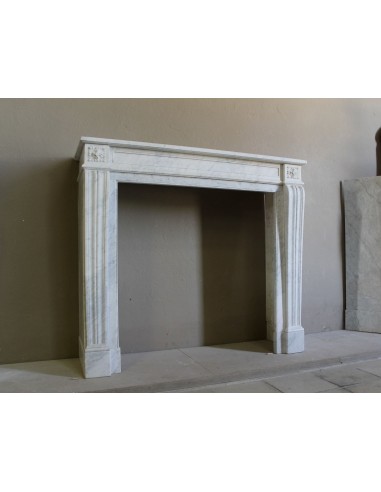 Small and well-proportioned Neoclassical fireplace with curved shoulders in white marble, an elegant and refined fire surround.
