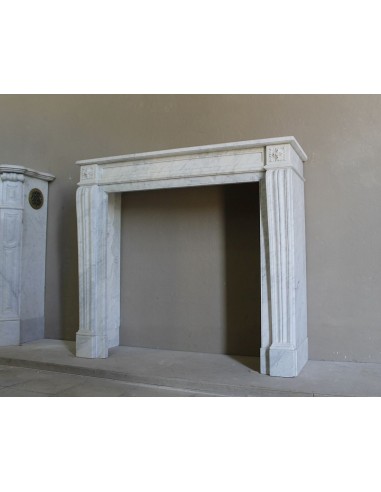 Small and well-proportioned Neoclassical fireplace with curved shoulders in white marble, an elegant and refined fire surround.