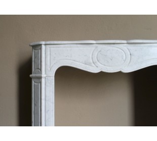 Antique baroque “Pompadour” mantelpiece in white marble of small and appealing size. A genuine, Parisian, iconic fire surround. 2