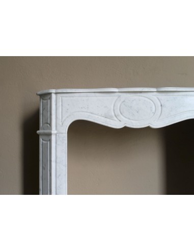 Antique baroque “Pompadour” mantelpiece in white marble of small and appealing size. A genuine, Parisian, iconic fire surround.